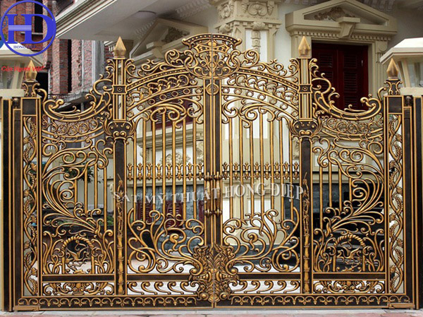 mẫu cửa cổng sắt đẹp mạ vàng vô cùng quý phái