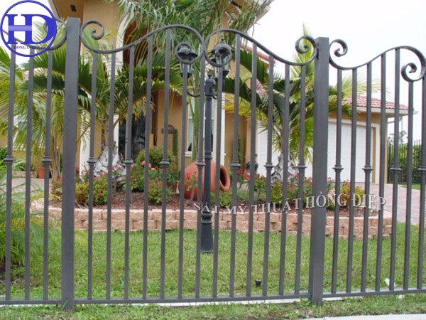 hàng rào sắt mỹ thuật phù hợp cho nhà vườn