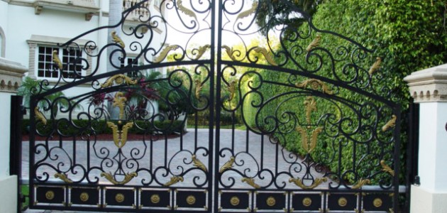 cổng sắt nghệ thuật điểm họa tiết vàng phong cách cổ kính